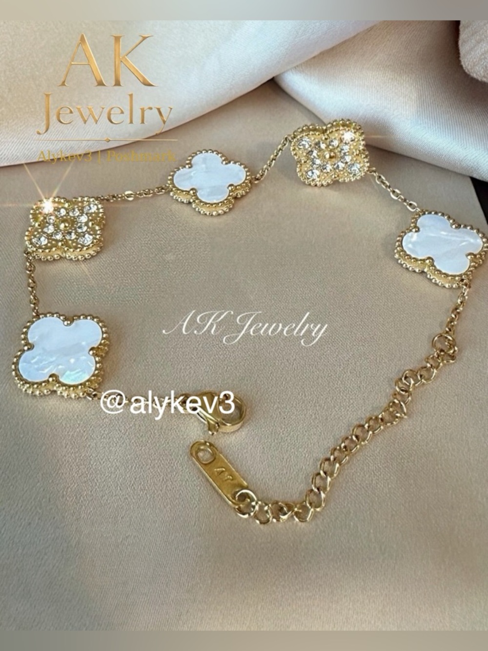 💎18L LUXURY Clover 5 Motif Bracelet, White Mother of Pearl Color GP | AL Jewelry - Picture 3 of 5